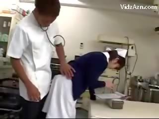 Infirmière obtention son chatte frotté par médical homme et 2 infirmières à la surgery