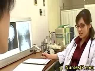 Aasialaiset nainen lääketieteen henkilö runkkaus