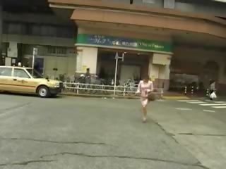 Japānieši simpatiska izpaužas ķermenis toyed uz automašīna