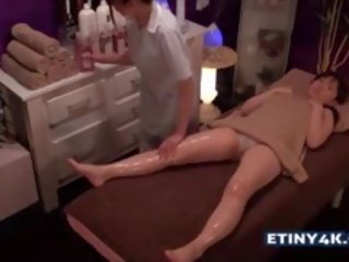 Dva elita asijské holky na masáž studio