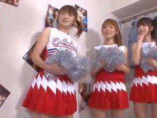 Trzy duży cycki japońskie cheerleaders dzielenie się chuj