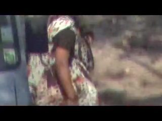 Indian mătușile face urină în aer liber ascuns camera film