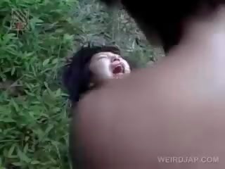 Zerbrechlich asiatisch mädchen bekommen brutal gefickt draußen