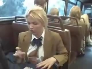 Blondin femme fatale suga asiatiskapojke pojkar axel på den tåg