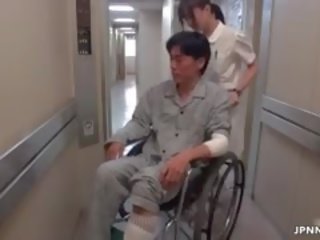 Flirttaileva aasialaiset sairaanhoitaja menee hullu